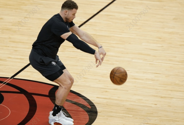 包含克里夫兰骑士训练开放日，加时末段官宣签约引欢呼，NBA季后赛在即，资深球员宣示担当的词条